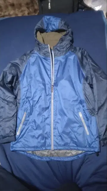 파란색 후드 부착 나일론 자켓