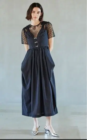 플랭크 프로젝트 포인티드 볼륨 원피스