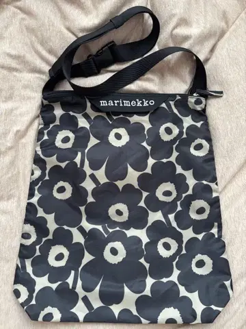 마리메꼬 숄더백 M