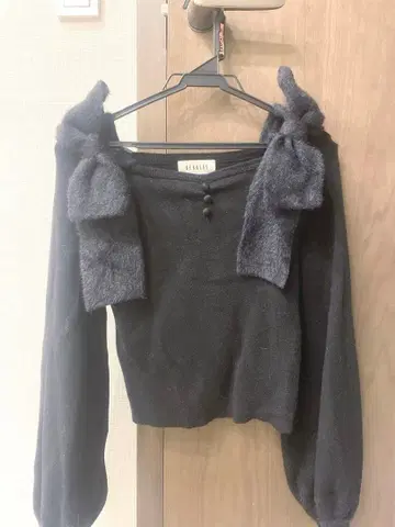 bubble 오프숄더 리본 니트 상의