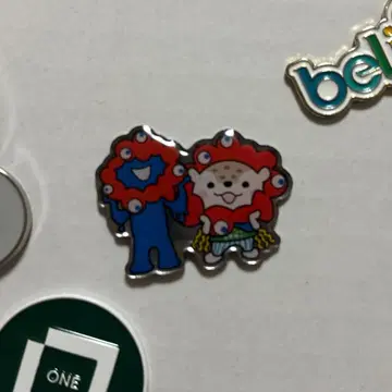 미야쿠미야쿠 콜라보 핀 배지