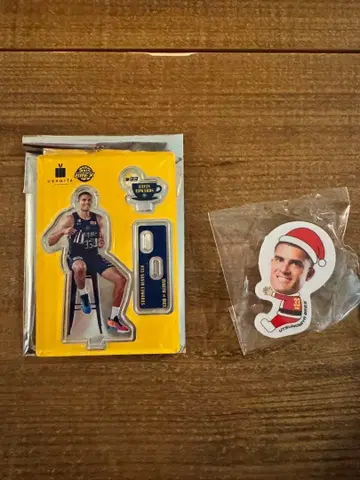 USAGIYA x BREX 콜라보 개빈 에드워즈 산타 껴안는 클립