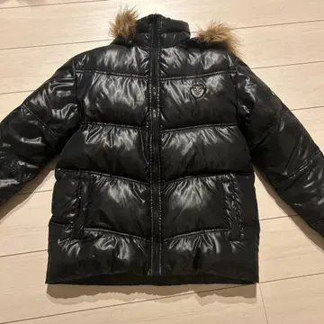 퍼 달린 블랙 다운 자켓