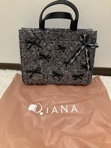 [ 새상품급 ] DIANA 리본 토트백 A4 실버 라메 샤기 완판템