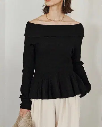 [ 새상품 ] 카프리슈 레마쥬 플레어 보트넥 니트 블랙