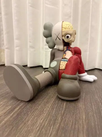 KAWS COMPANION RESTING PLACE 메디콤토이 카우스