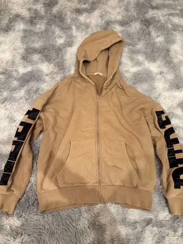 베이지 풀 집업 후드티 소매 로고