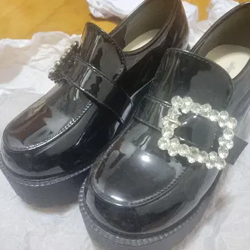 비쥬 장식 통굽 로퍼 블랙