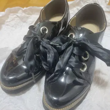 블랙 에나멜 리본 로퍼