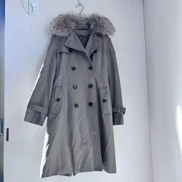 새상품급 ANAYI 퍼가 달린 그레이 더블 브레스트 트렌치코트