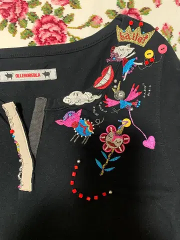 [ 알베로베로 ] 비즈와 자수 장식이 가득한 스트레치 티셔츠, 블랙