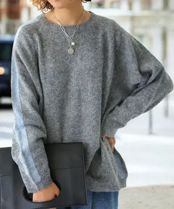 [ 새상품 ] 안티카 돌먼 슬리브 니트 그레이 라인 디자인