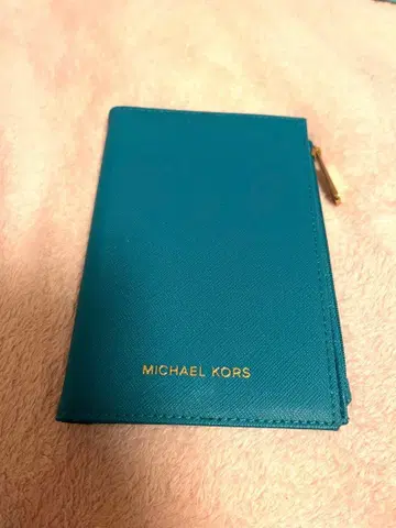 MICHAEL KORS 터콰이즈 패스 케이스