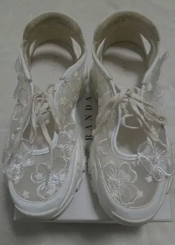 RANDA 란다 메쉬 자수 스니커즈 샌들 화이트 M 사이즈