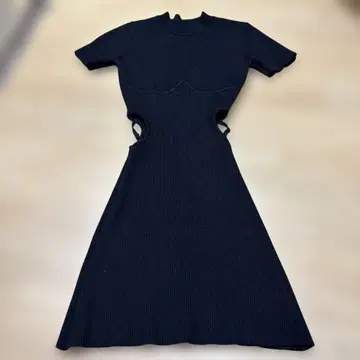 Daring 리브 블랙 컷 아웃 반팔 롱 원피스