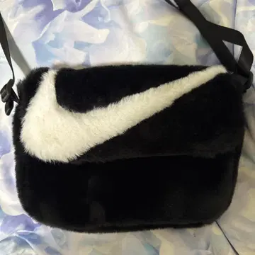 NIKE 퍼 숄더백 블랙
