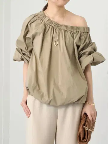 [ 새상품 ] 라운지 드레스 벌룬 오프숄더 블라우스 베이지