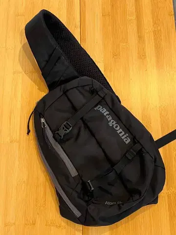 patagonia Atom 8L 블랙 슬링백