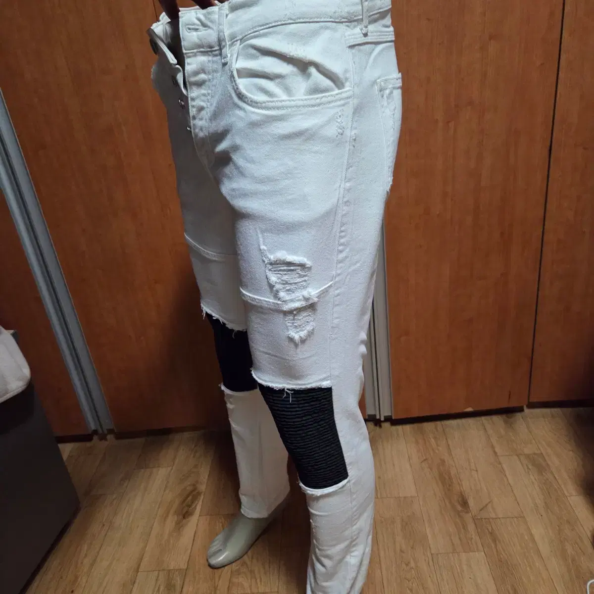 ZARAMEN Zara men&#x27;s span jeans, unique design, size 31, but fits like a 30-31.