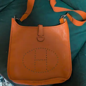 오렌지 가죽 H 로고 숄더백