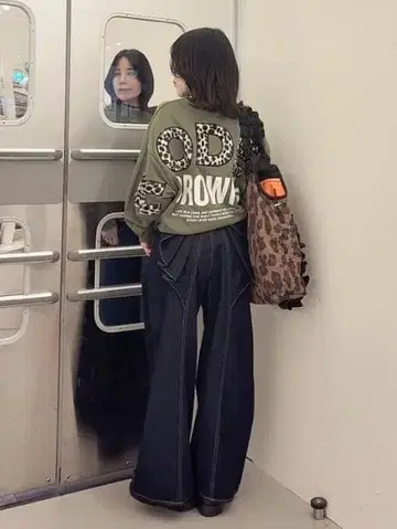 새상품 카키 애니멀 인조 모피 아플리케 스웨트 상의 총력전! 특가!