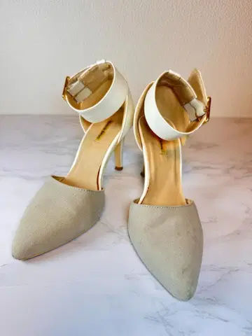 [중고] 베이지 스틸레토 하이힐 36