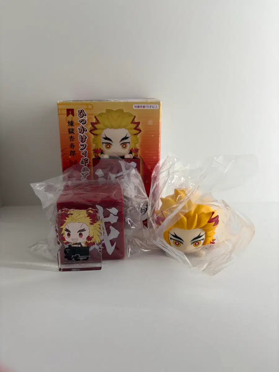 Demon Slayer Kyojuro Rengoku Hikkake Figure + Acrylic