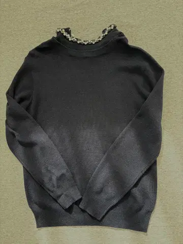 비쥬 장식 네이비 컬러 긴팔 니트