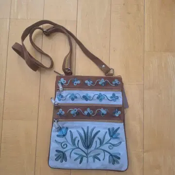 타라 블랑카 사선 숄더백