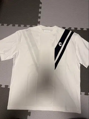 CRONOS 화이트 T셔츠 사선 스트라이프 자수 로고