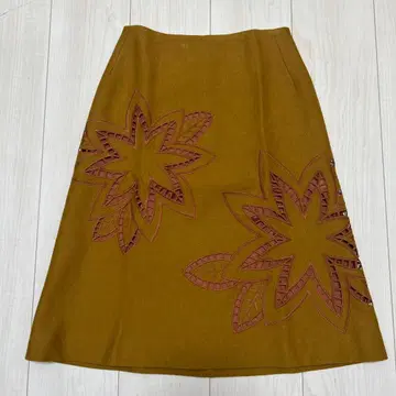 Sybilla 시빌라 플레어 스커트 새상품급 자수 꽃무늬 황토색
