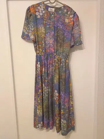 꽃무늬 반팔 무릎 기장 원피스