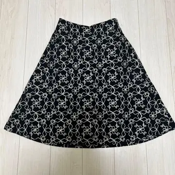 시빌라 자수 플리츠 스커트