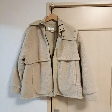 아위이에프 베이지 아우터