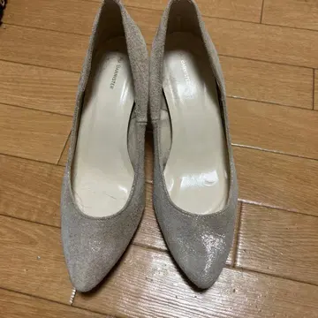 AU BANNISTER 베이지 글리터 펌프스