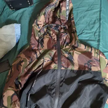 카모플라쥬 후드 부착 나일론 자켓