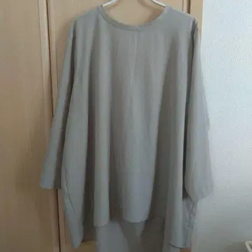 비어즐리 뒷 드레이프 T 블라우스