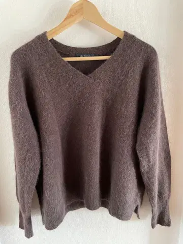다크 브라운 V넥 스웨터
