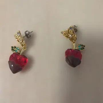 ANNA SUI 안나수이 딸기 모티브 귀걸이 (양쪽 귀용)