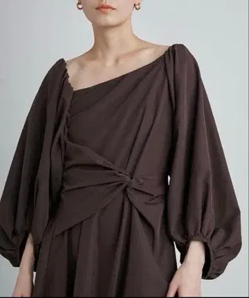 [ emmi atelier ] 에미 아틀리에 비대칭 오프숄더 원피스