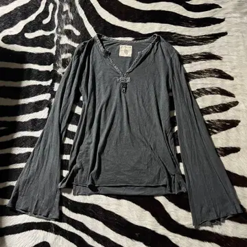 Share spirit 롱 슬리브 기믹 티셔츠