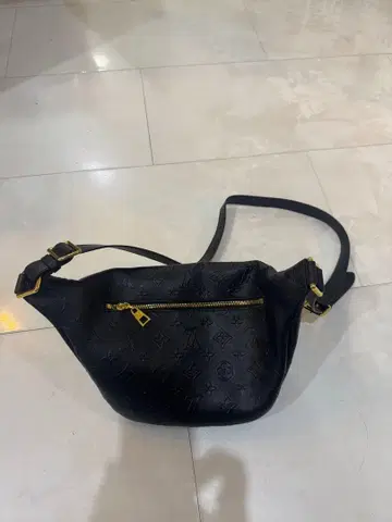 모노그램 패턴 바디백