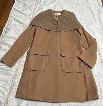 베이지 롱 코트 케이블 니트 옷깃