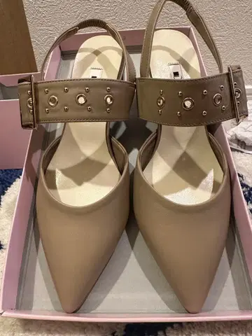 DIANA 베이지 스틸레토 펌프스 메리제인 스터드 벨트