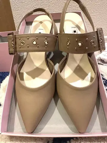 DIANA 베이지 스틸레토 펌프스 메리제인 스터드 벨트