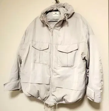 유니클로 화이트 마운티니어링 하이브리드 다운 오버사이즈 파카