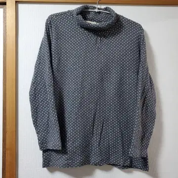 크로커다일 도트 무늬 터틀넥 긴팔 상의