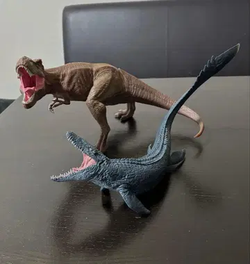 T-Rex와 모사사우루스 피규어 세트