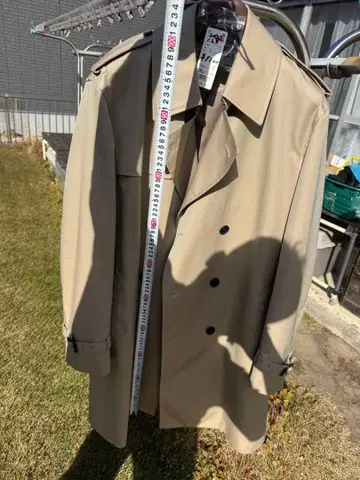 베이지 더블 브레스트 트렌치코트