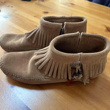 프린지 장식 베이지 모카신 숏부츠